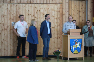 Maik Hart, Ansprechpartner für Arbeitssicherheit und Gesundheitsschutz (1.v.l.), Dekan Dr. Markus Müller (3.v.l.) und Rainer Mattern, Geschäftsführer des Kirchengemeindeamtes Coburg (3.v.r.)