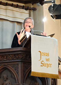 Am Sonntag des guten Hirten predigte Regionalbischöfin Berthild Sachs in der Martin-Luther-Kirche über die Hirtenworte Jesu im Johannesevangelium. Dabei warnte sie vor falschen Hirten, die durch Gier getrieben seien und nur an sich selbst dächten. Wahre Stärke zeige sich dagegen im Dienst am Leben.