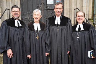Ein Festgottesdienst in Lichtenfels beendete eine Visitation des Dekanats Michelau durch Regionalbischöfin Berthild Sachs (2. v. links). Pfarrer Christian Rosenzweig (links) und die zuständigen Dekane Dr. Markus Müller und Dr. Ulrike Schorn empfingen sie am Kirchenportal der Martin-Luther-Kirche