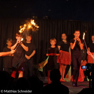 Feuerspuckende Drachen gab es bei der Vorstellung des Zirkus "FUN-tasia" ebenfalls zu bewundern