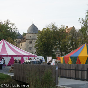 Dank der großartigen Gemeinschaftsarbeit unzähliger Helferinnen und Helfer entstand neben dem Mitwitzer Wasserschloss eine beeindruckende Zirkuslandschaft