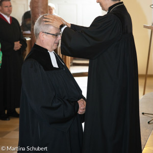 Regionalbischöfin Dr. Greiner segnet Pfarrer Harder